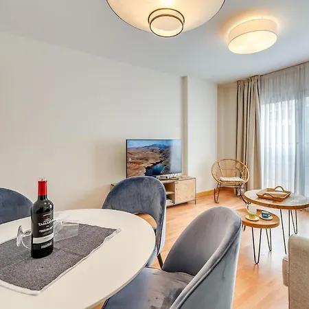 Modern & Cozy Near Old Town Apartment
